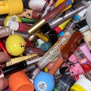 12 mystery lippies (read bio & share)